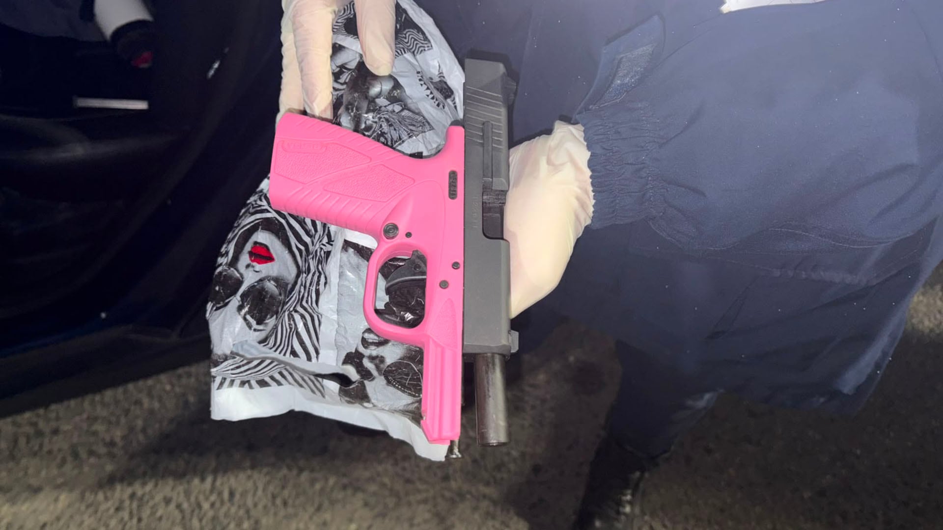 La pistola Bersa 9 milímetros color rosa que Verón descartó en el móvil de la PFA
