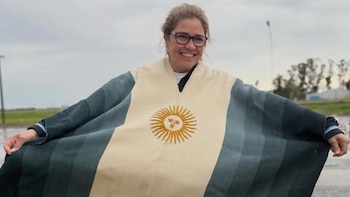 La mamá de un jugador de la Selección se quedó con el poncho que usó La Sole en la despedida de Lionel Messi: “Festejando”