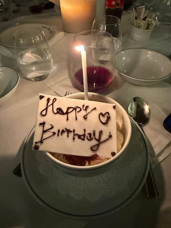 “Happy Birthday” en la sobremesa: