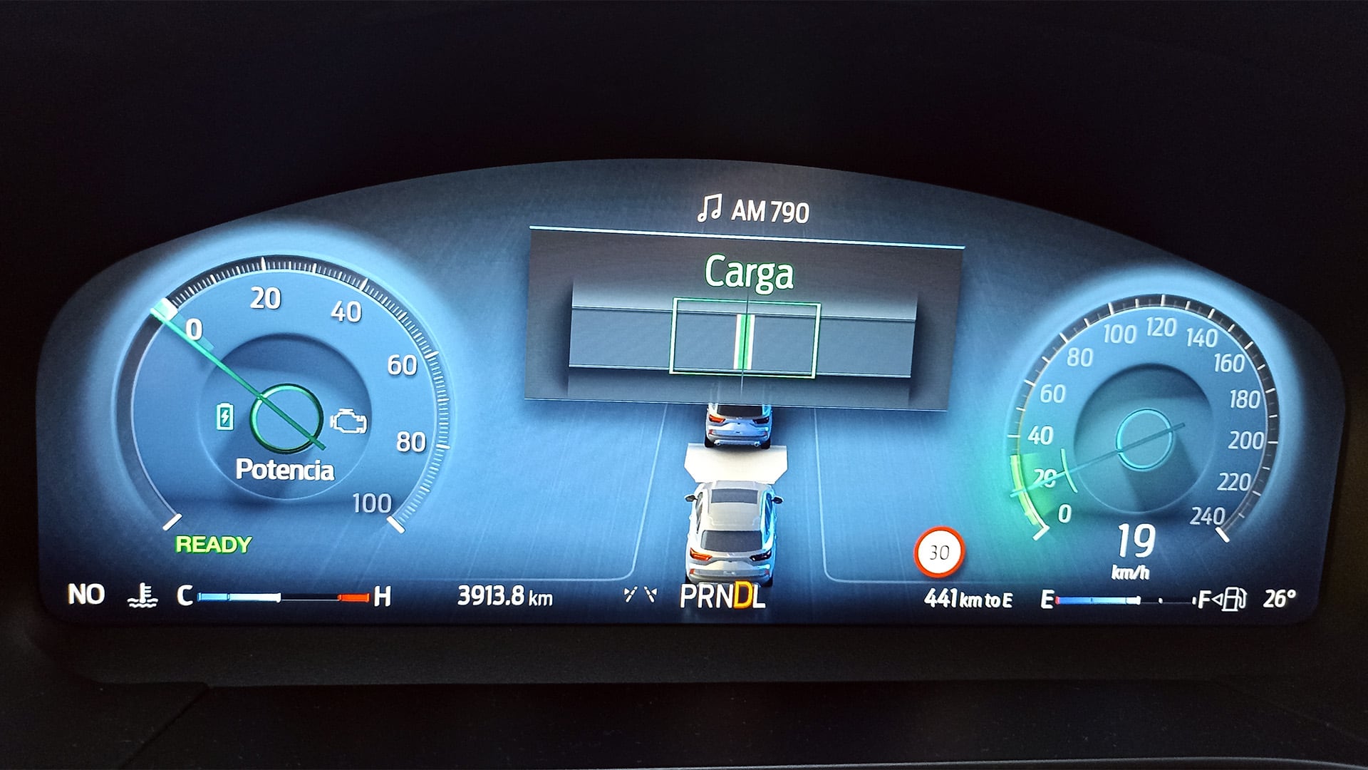 Los autos híbridos informan al conductor en qué tipo de propulsión están funcionando y la carga disponible de batería según su estilo de conducción