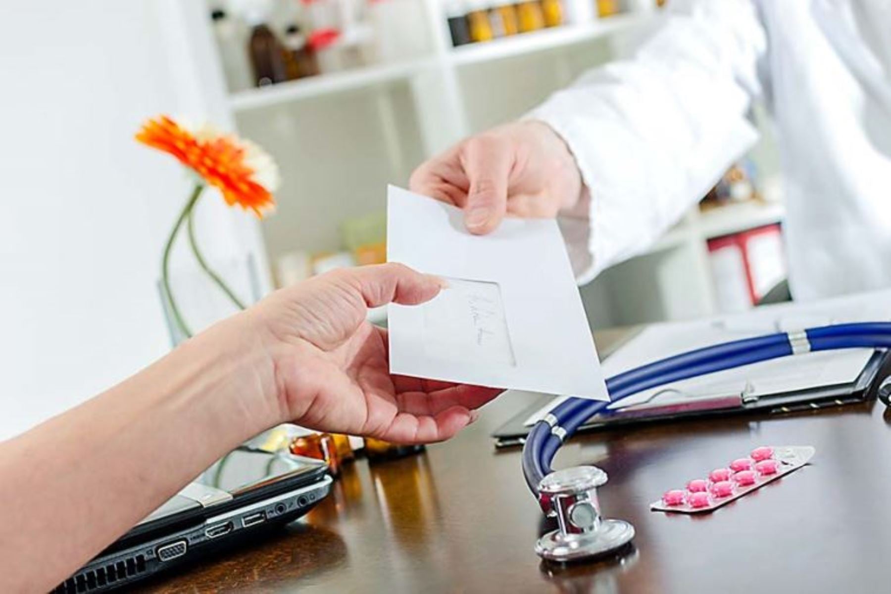 El gobierno de Neuquén echó a una empleada pública que presentó licencias firmadas por un médico que vivía en Europa