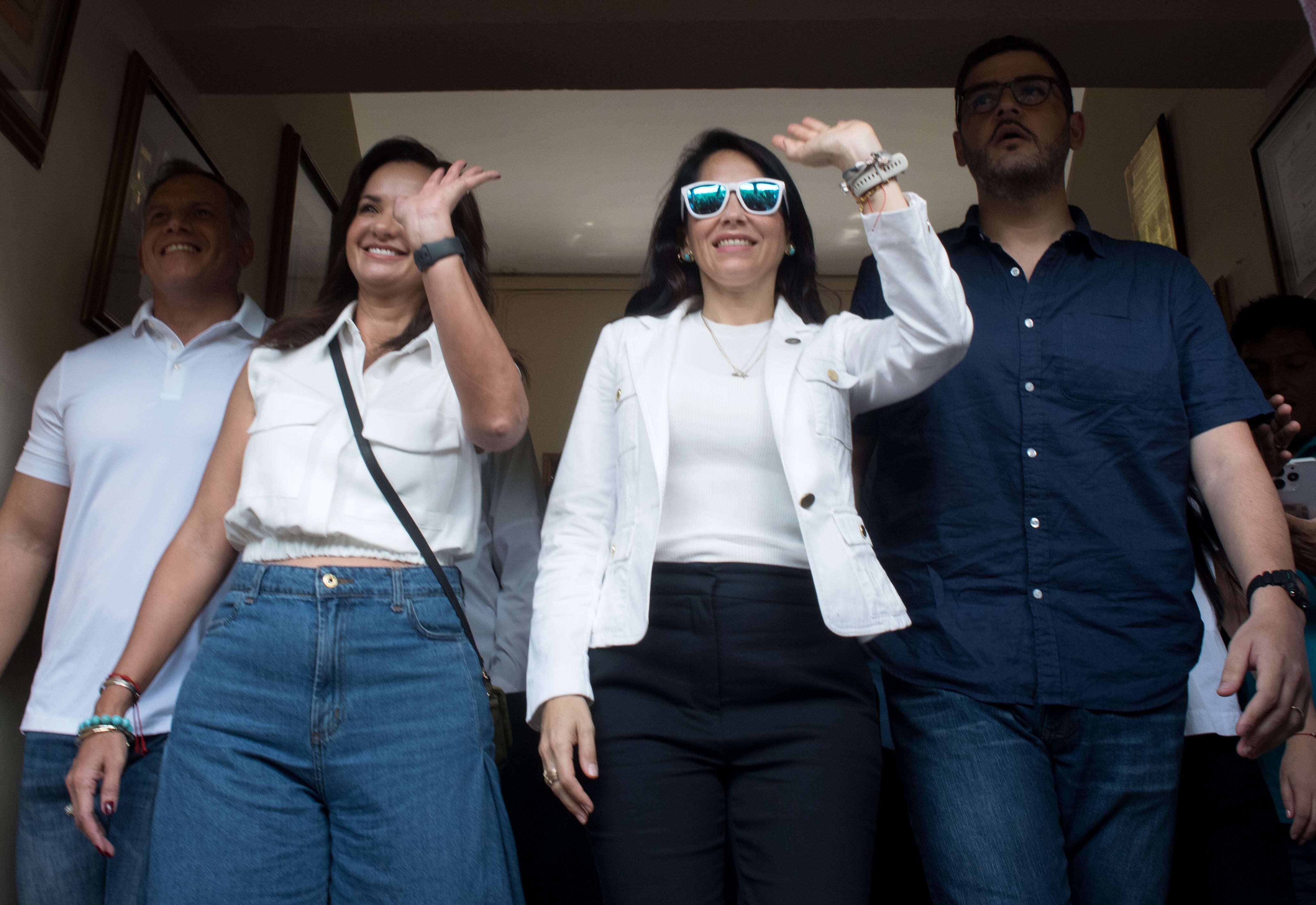 Imagen de archivo de la candidata a la Presidencia de Ecuador Luisa González (c) saluda junto a la presidenta de su partido, Marcela Aguiñaga (2i). EFE/ Mauricio Torres