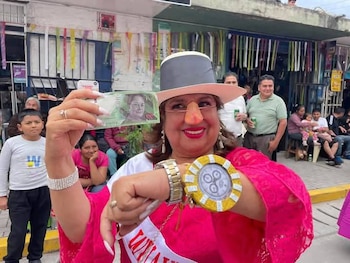 El "menú de 10 soles" y el reloj Rolex de la presidenta Dina Boluarte fueron los protagonistas de las comparsas durante los carnavales. (Foto: Manifiesto Ayacucho)