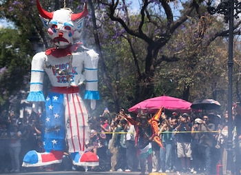 CIUDAD DE MÉXICO, 04ABRIL2026.- Un Judas con la leyenda FUCK ICE fue prendido por integrantes del colectivo Cartoneros de la Ciudad de México durante la tradicional quema del Judas con motivo del sábado de Gloria. Lo anterior, durante la celebración de la catorce edición del festival de la cartonería en el Kiosko Morisco.
FOTO: GALO CAÑAS/CUARTOSCURO.COM