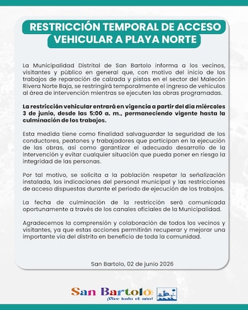 Un cartel informativo de la Municipalidad de San Bartolo, Perú, anuncia una restricción temporal de acceso vehicular a Playa Norte debido a reparaciones viales