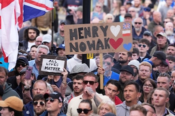 Protesta frente a la comisaría de policía de Southampton tras la muerte por apuñalamiento de Henry Nowak. (Gareth Fuller/PA vía AP)