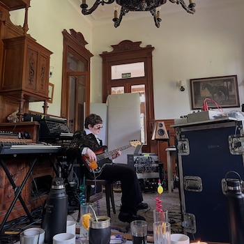 Dillom lanzó su tercer álbum de estudio y su equipo mostró el detrás del proceso