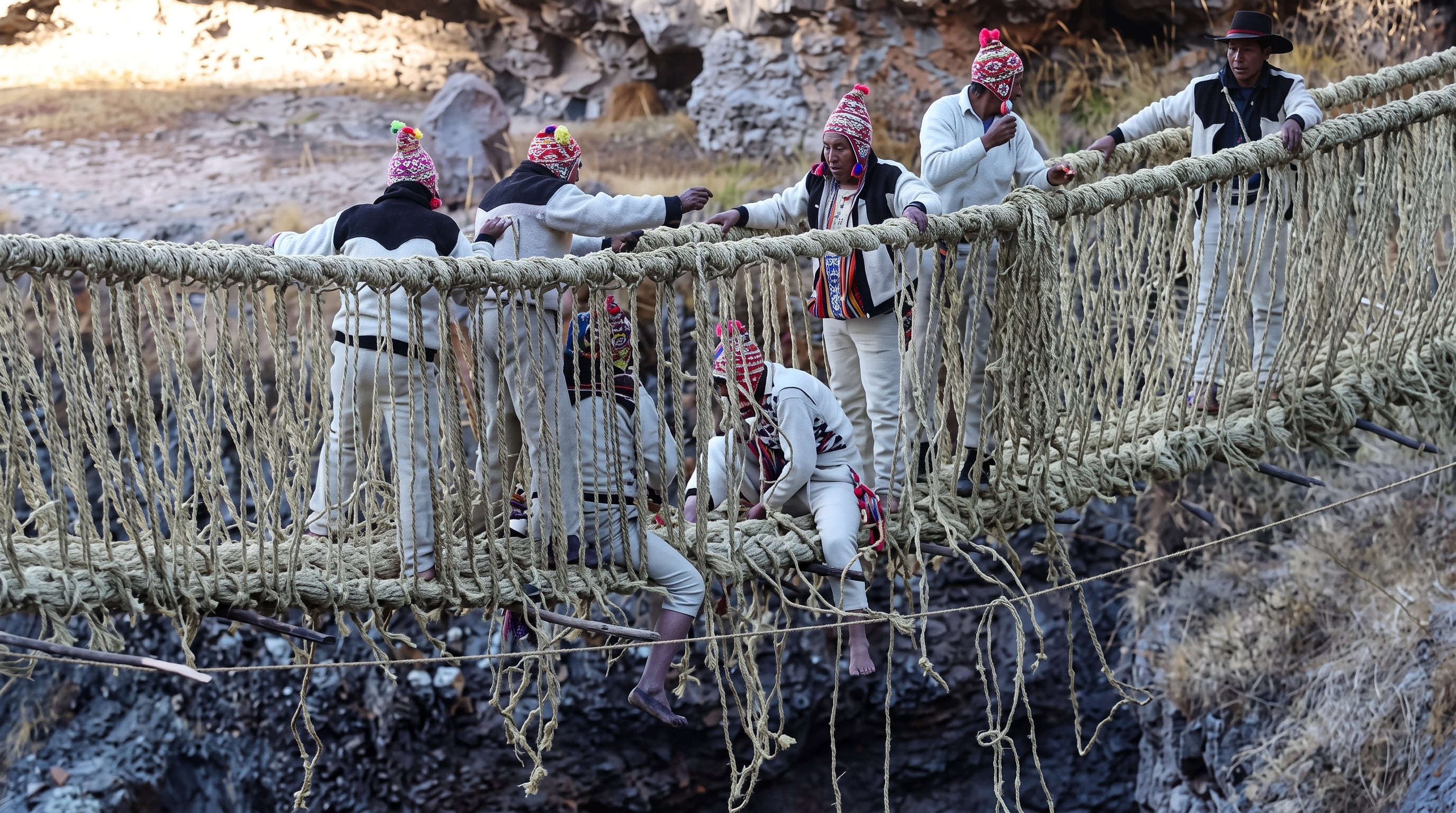 Las comunidades quechuas de Huinchiri, Chaupibanda, Choccayhua y Ccollana Quehue renuevan cada año el puente inca bajo el sistema de ayuda mutua llamado Minka. (Crédito: Agencia Andina) (Imagen Ilustrativa Infobae)