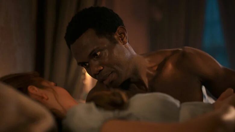 John Stirling es presentado por la producción como un ejemplo de “green flags” dentro de la narrativa romántica. (Captura: Netflix)