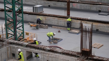 Economía/Laboral- Los salarios de los trabajadores de construcción e industria, los más protegidos frente a la inflación