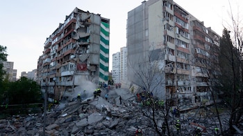 Uno de los ataques rusos más potentes contra Kiev deja al menos cuatro muertos y más de 100 heridos
