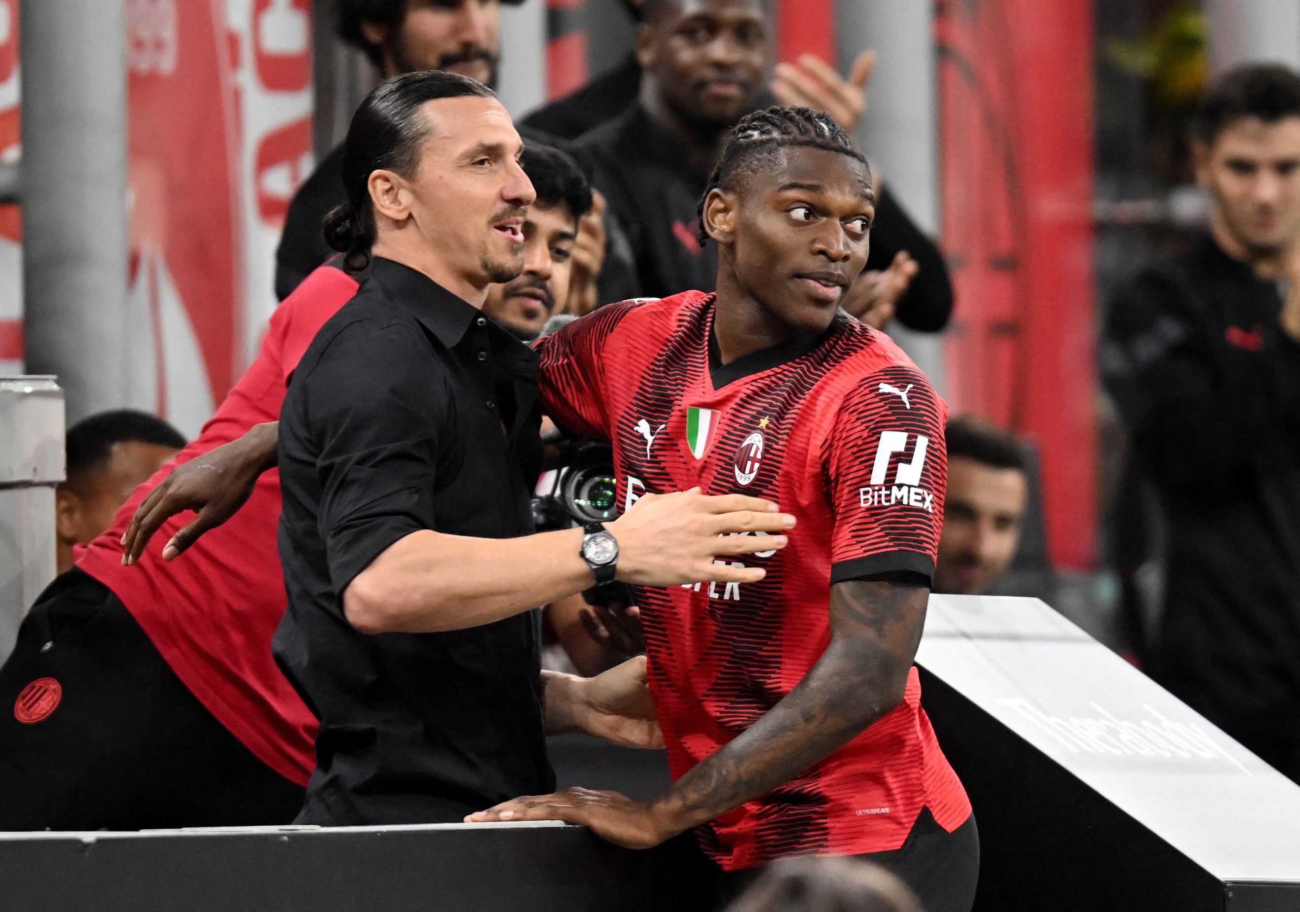 La camiseta del AC Milan exige rendimiento constante, según Leão, quien destaca el permanente escrutinio de la afición rossonera (REUTERS/Daniele Mascolo)