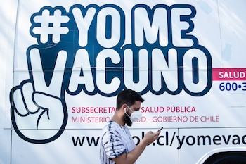 Un hombre camina frente a