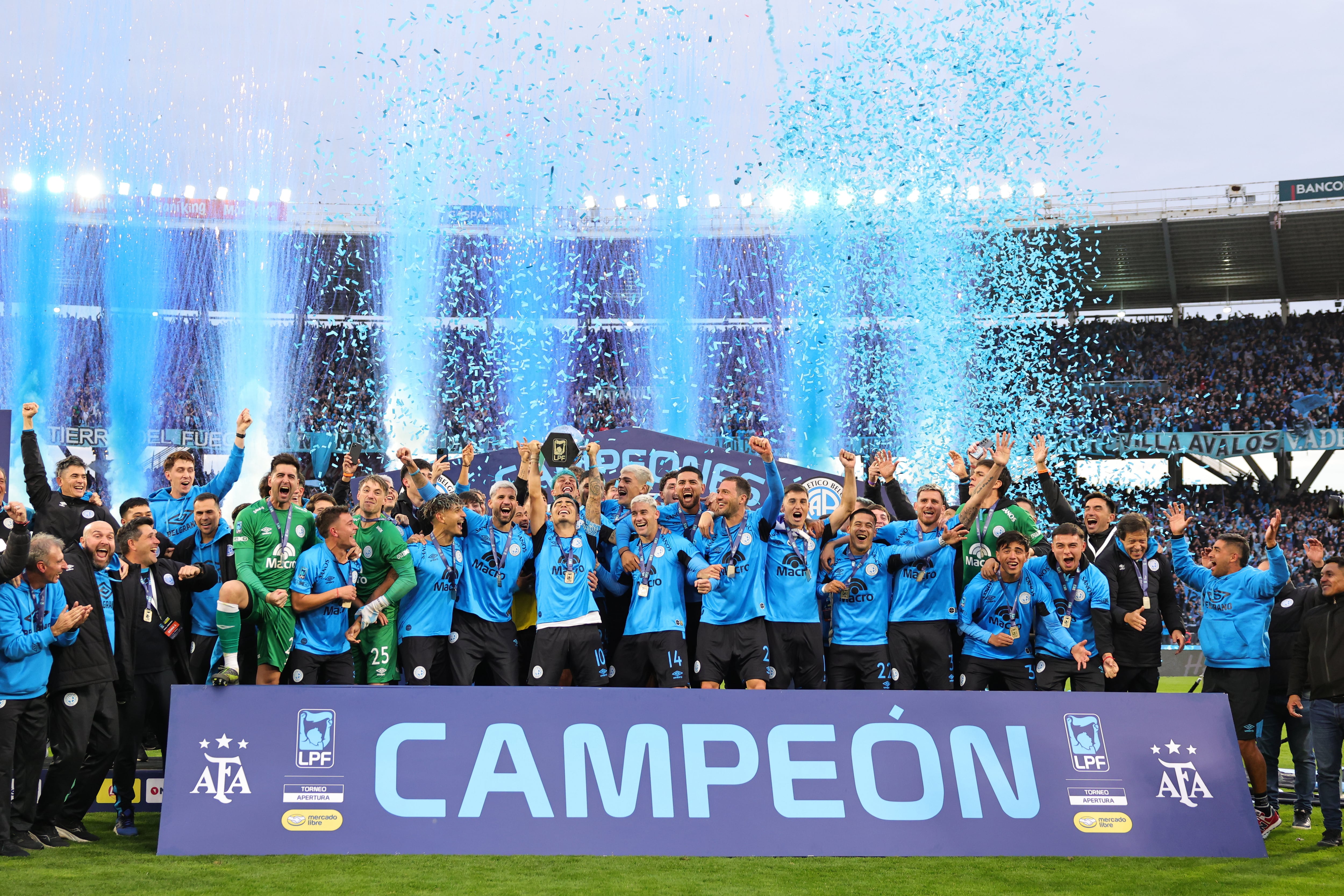 Jugadores del Belgrano sostienen el trofeo y celebran el triunfo ante River Plate en la final del torneo argentino (AP Foto/Nicolas Aguilera)