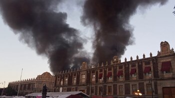 El incendio es visible desde