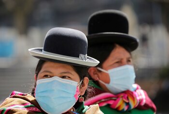 Dos mujeres con barbijos en