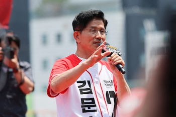 El segundo contendiente, Kim Moon-soo,