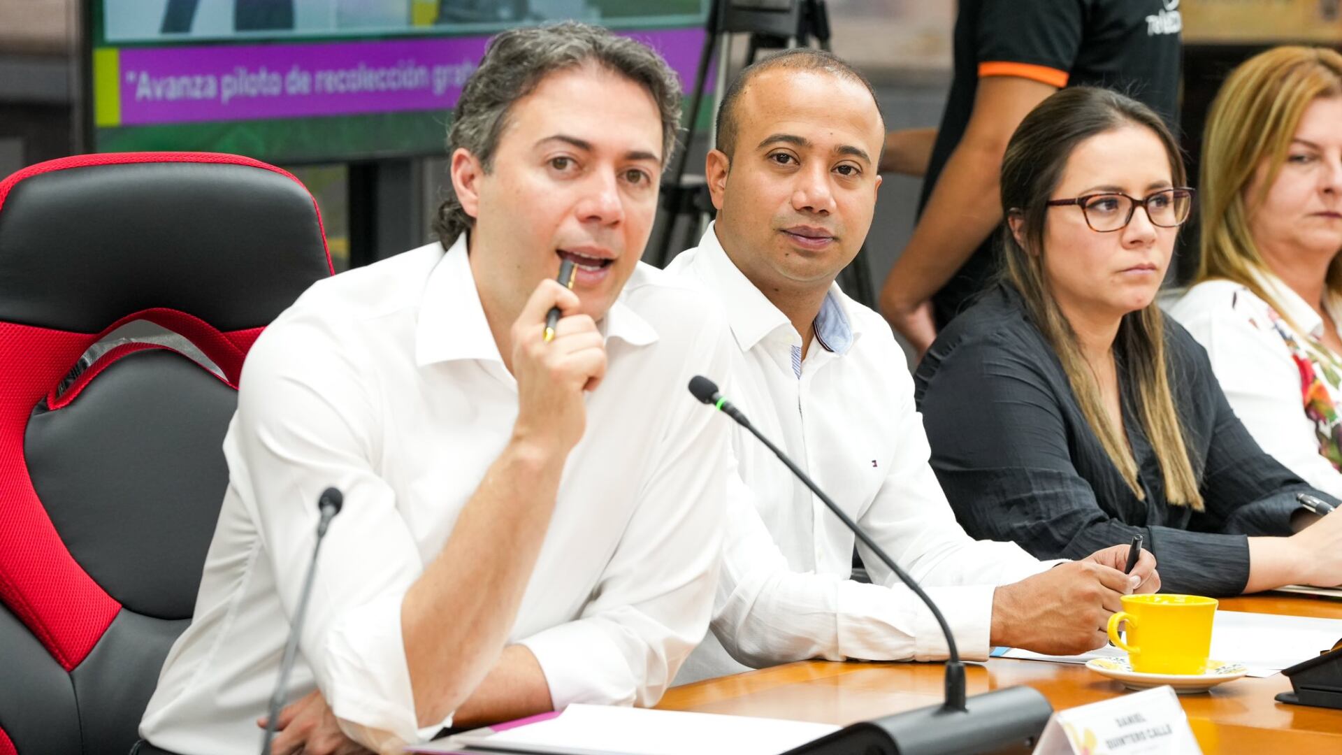 El exsecretario Juan Pablo Ramírez, en la alcaldía de Daniel Quintero, habría presionado a funcionarios para entregar parte de su salario a una corporación política, de acuerdo con la Procuraduría - crédito @Juanparal/X