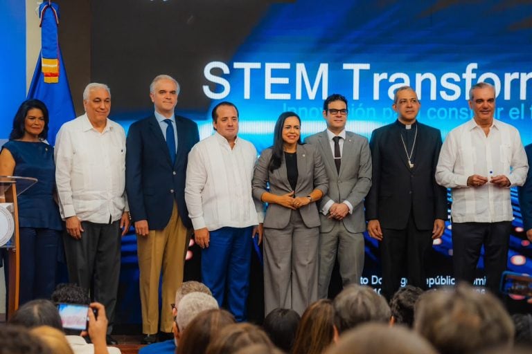 STEM Transforma RD exhibe un prototipo de la PUCMM y deja preguntas sobre su alcance en la industria local (Foto cortesía Presidencia de República Dominicana)
