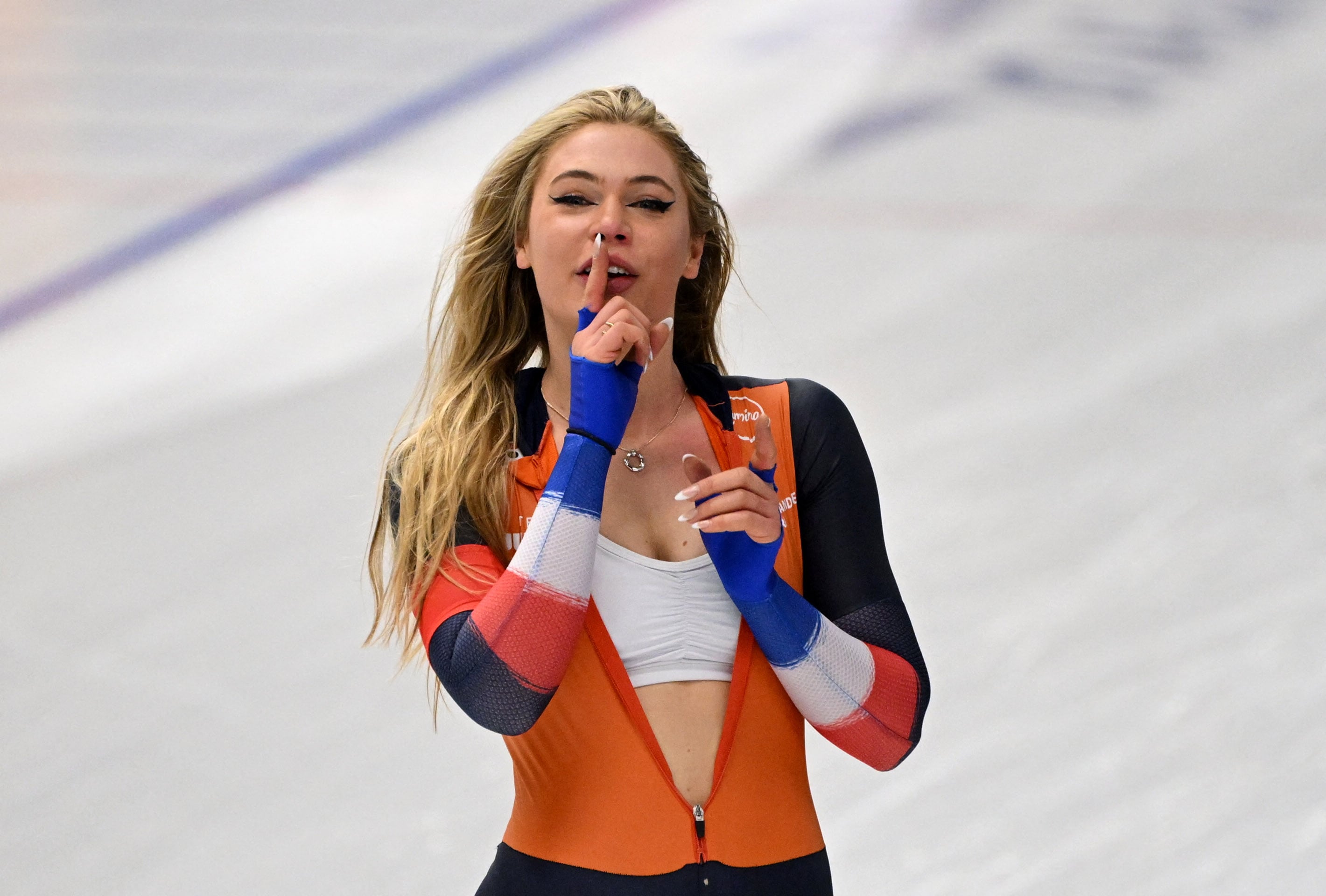 2024: triunfo en un Mundial y Leerdam realiza el gesto de mostrar el sostén. ¿Una estrategia de marketing repetida? (REUTERS/Angelika Warmuth)