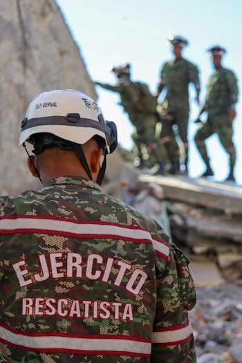 Las largas jornadas de los uniformados en su labor son admiradas por los colombianos - crédito Suministrado a Infobae Colombia