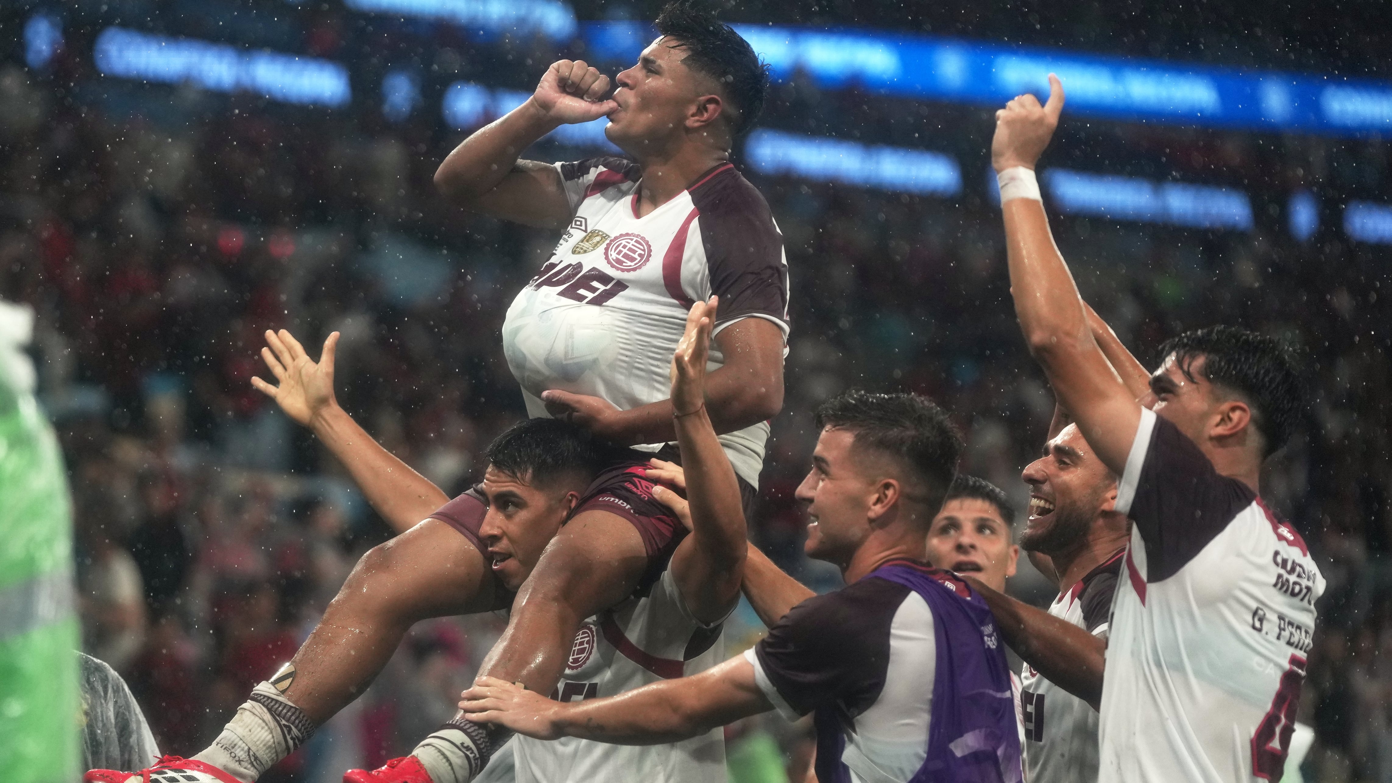 Con una corrida histórica, Dylan Aquino decretó la victoria para Lanús ante Flamengo en el Maracaná para ganar la Recopa Sudamericana (AP Foto/Silvia Izquierdo)