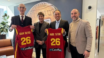 Adam Silver recibe a Elisa