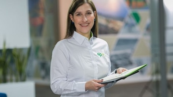 Mónica Ruiz Arbeláez, actual Vicepresidente de Estrategia y Planeación y con una trayectoria de más de 26 años en la empresa.