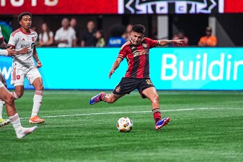 Thiago Almada jugando para el