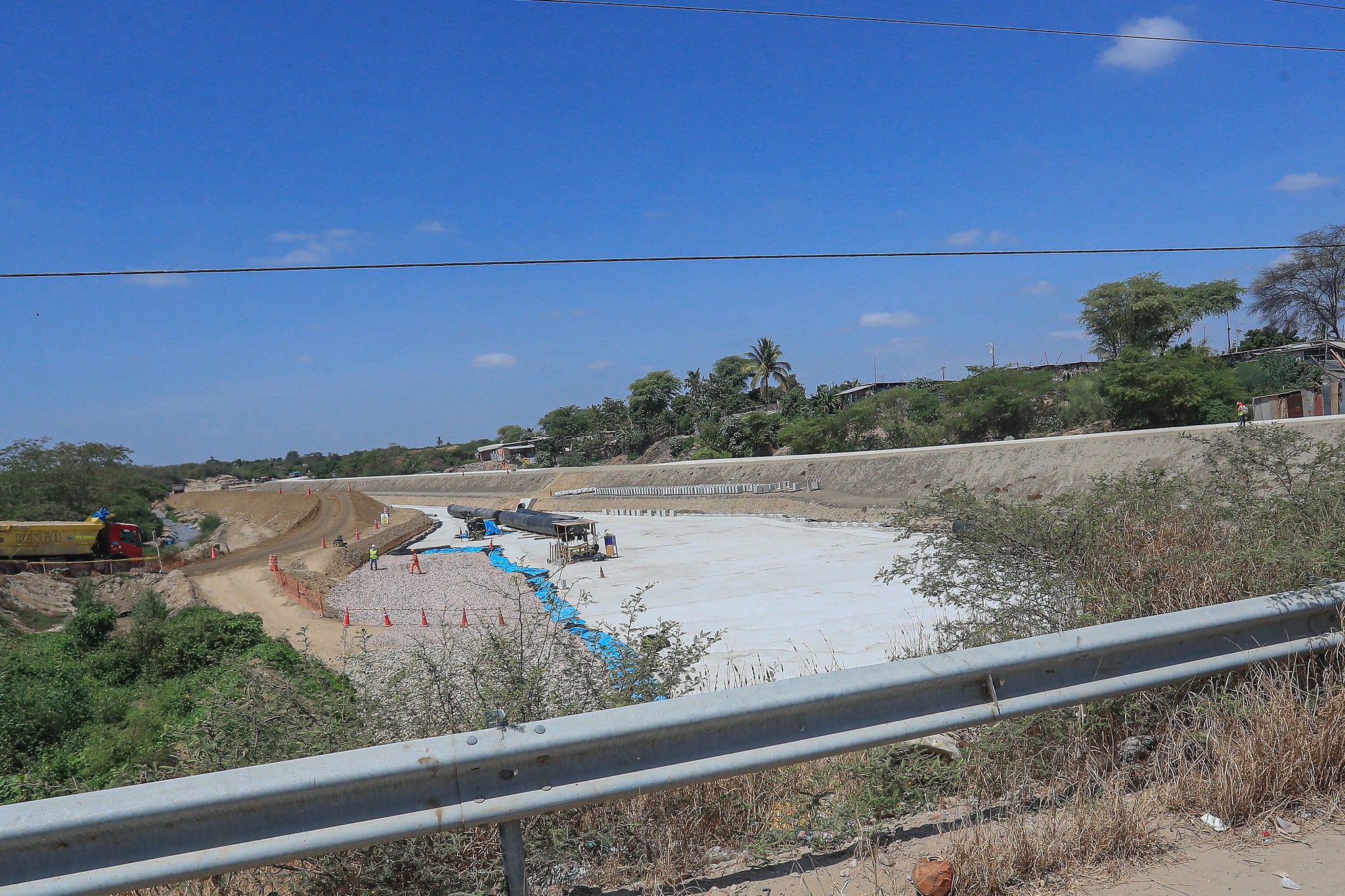 El río Piura presenta el avance de las obras de prevención y encauzamiento, infraestructura clave para mitigar los impactos del Fenómeno El Niño en la región. (Flickr/Presidencia Perú)