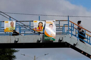 Una mujer camina por un