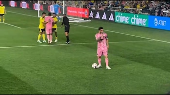La secuencia que no se vio del espectacular gol de tiro libre de Messi: de la furia con el juez de línea a su desafiante festejo