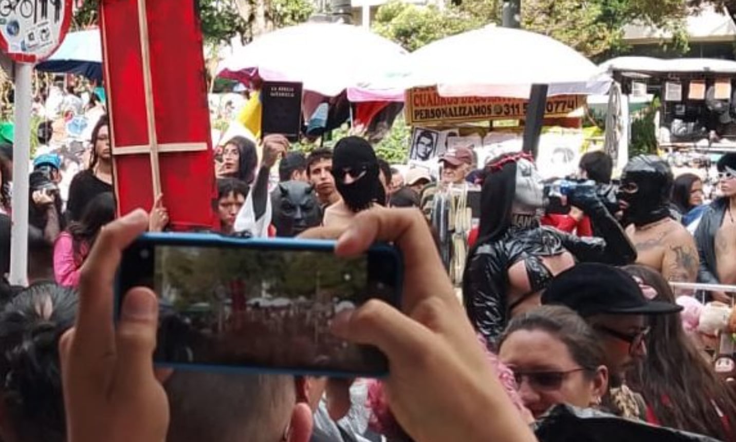 Con pancartas y trajes alusivos a Satanás, un grupo de manifestantes caminó por las calles de Bogotá frente a cientos de ciudadanos - crédito @DonCatolico1961/X