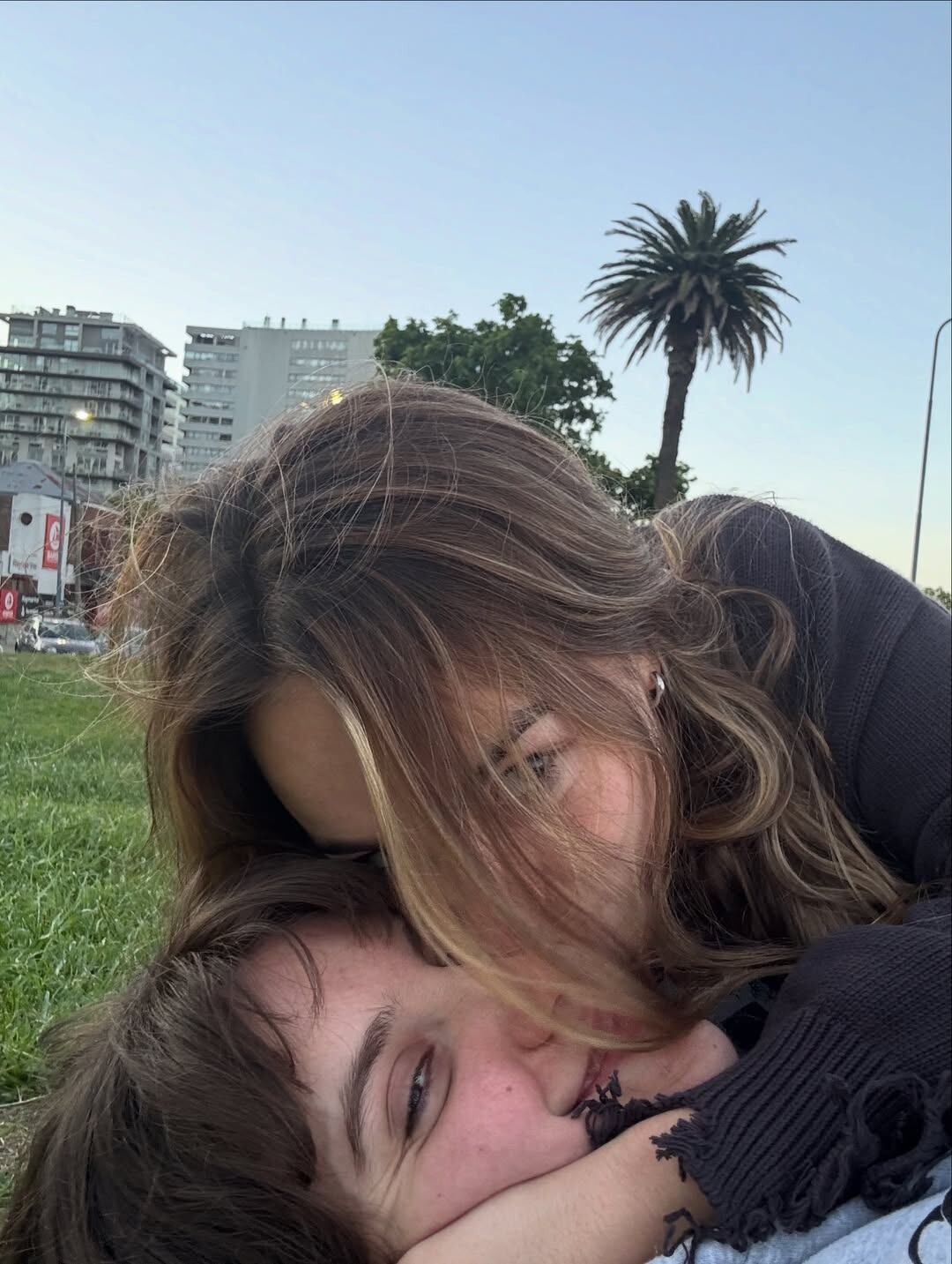 La imagen viral de Marti Benza y Martu Ortiz abrazadas en una plaza generó miles de reacciones en redes sociales