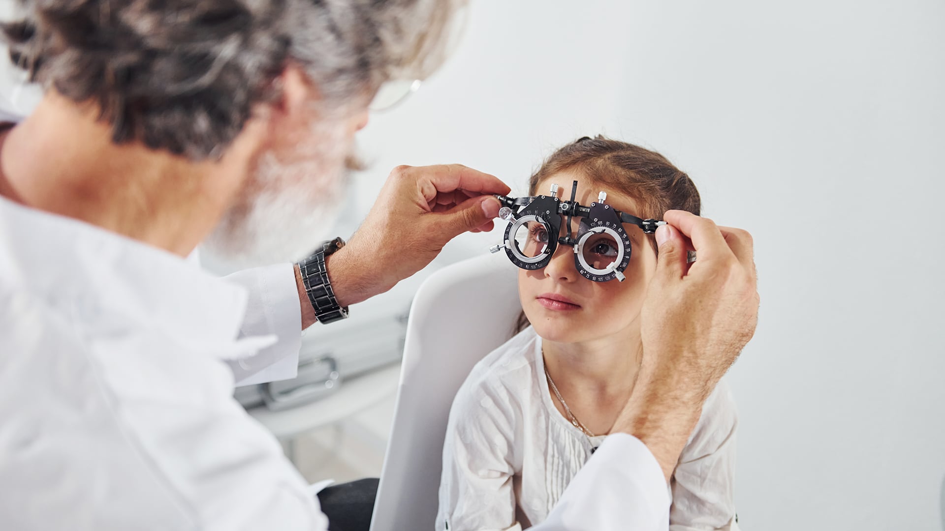 Especialistas recomiendan controles visuales periódicos en todas las edades, siendo más frecuentes a partir de los 40 años para prevenir problemas oculares (Crédito: Freepik)