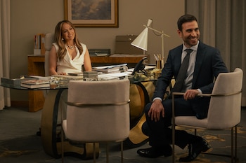 La trama explora el impacto de las políticas de recursos humanos que prohíben romances en el ámbito laboral. (Crédito: Ana Carballosa/Netflix © 2026.)