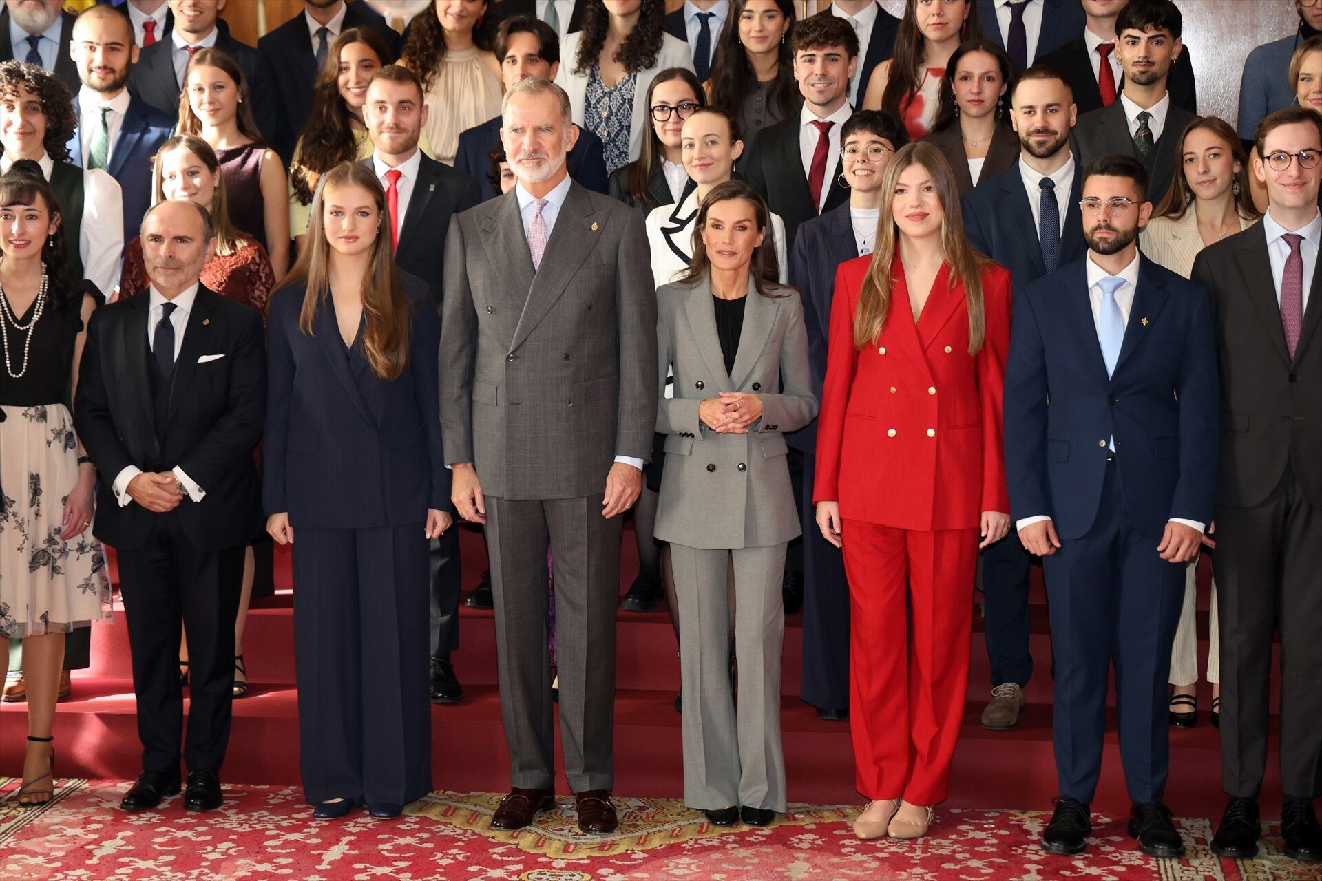 La princesa Leonor, el rey Felipe VI, la reina Letizia y la infanta Sofía durante la audiencia a los galardonados con los