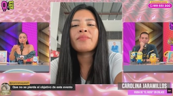 Pantalla dividida muestra a Carolina Jaramillos en el centro, una presentadora a la izquierda y un presentador a la derecha, con logos de 'Bochinche'