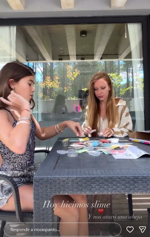 Rocío Pardo y Rufina Cabré juegan al slime ante la atenta mirada de Nico (Instagram)