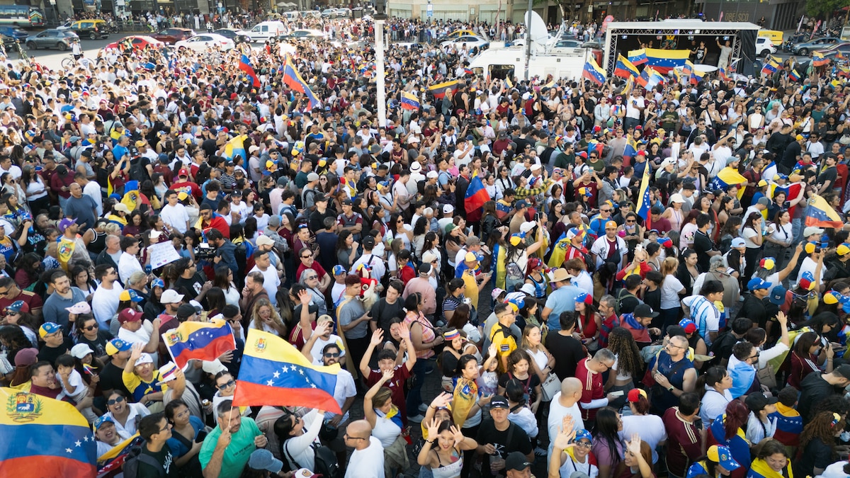Manifestantes venezolanos en el Obelisco celebran la captura de Nicolás Maduro