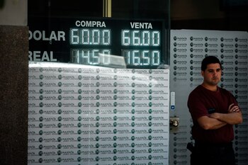 Vista de un local de compra y venta de moneda extranjera en Buenos Aires (Argentina). . EFE/ Juan Ignacio Roncoroni/Archivo