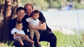 Karina Gao, su marido, el