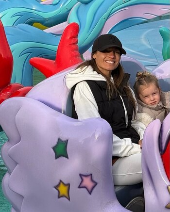 Pampita y Ana arriba de