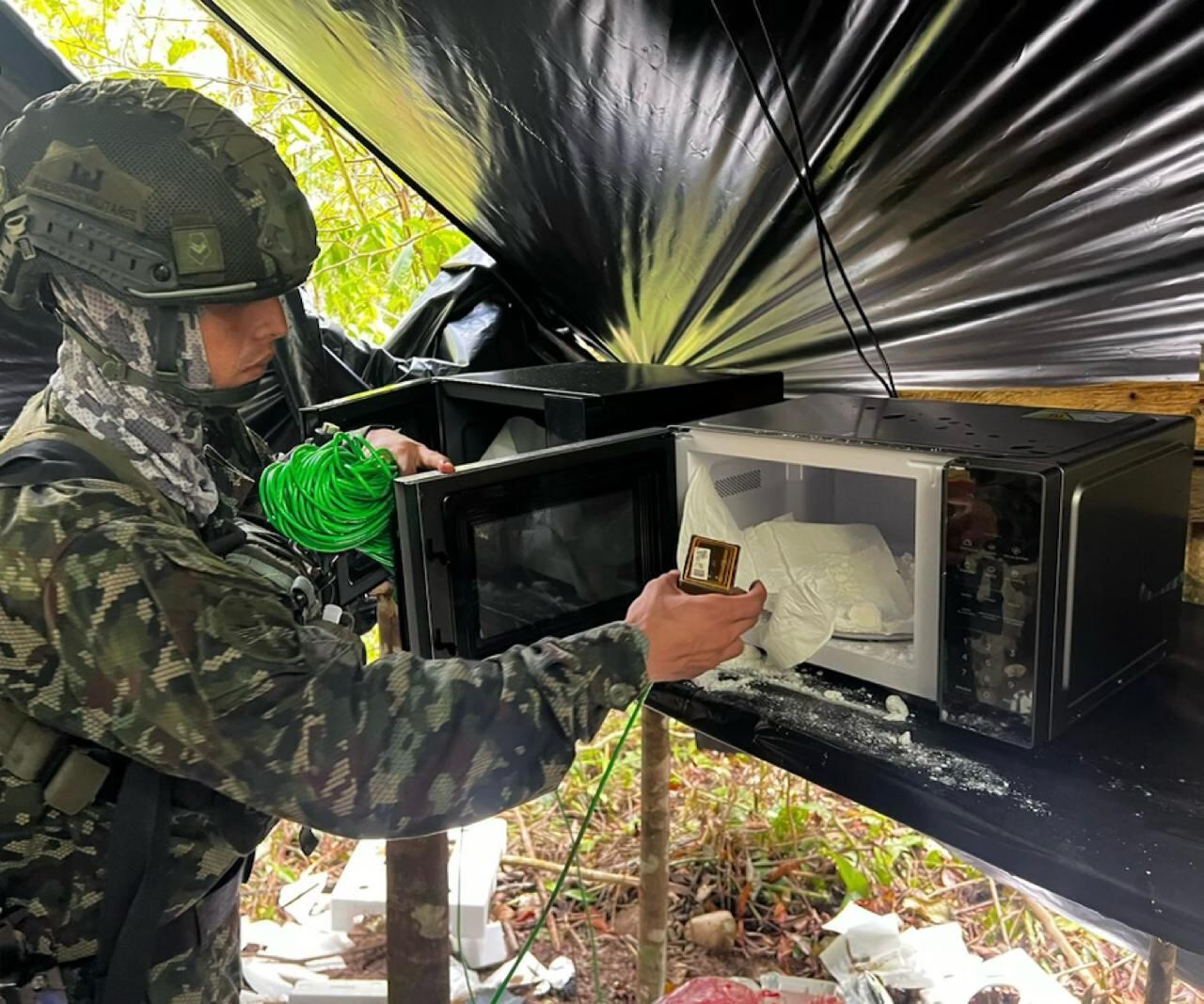 La operación conjunta permitió la incautación de 600 kilogramos de clorhidrato de cocaína y la destrucción de maquinaria para la producción de estupefacientes - crédito Ejército