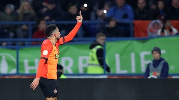 Taison insultó a la grada y le arrojó el balón (Reuters)