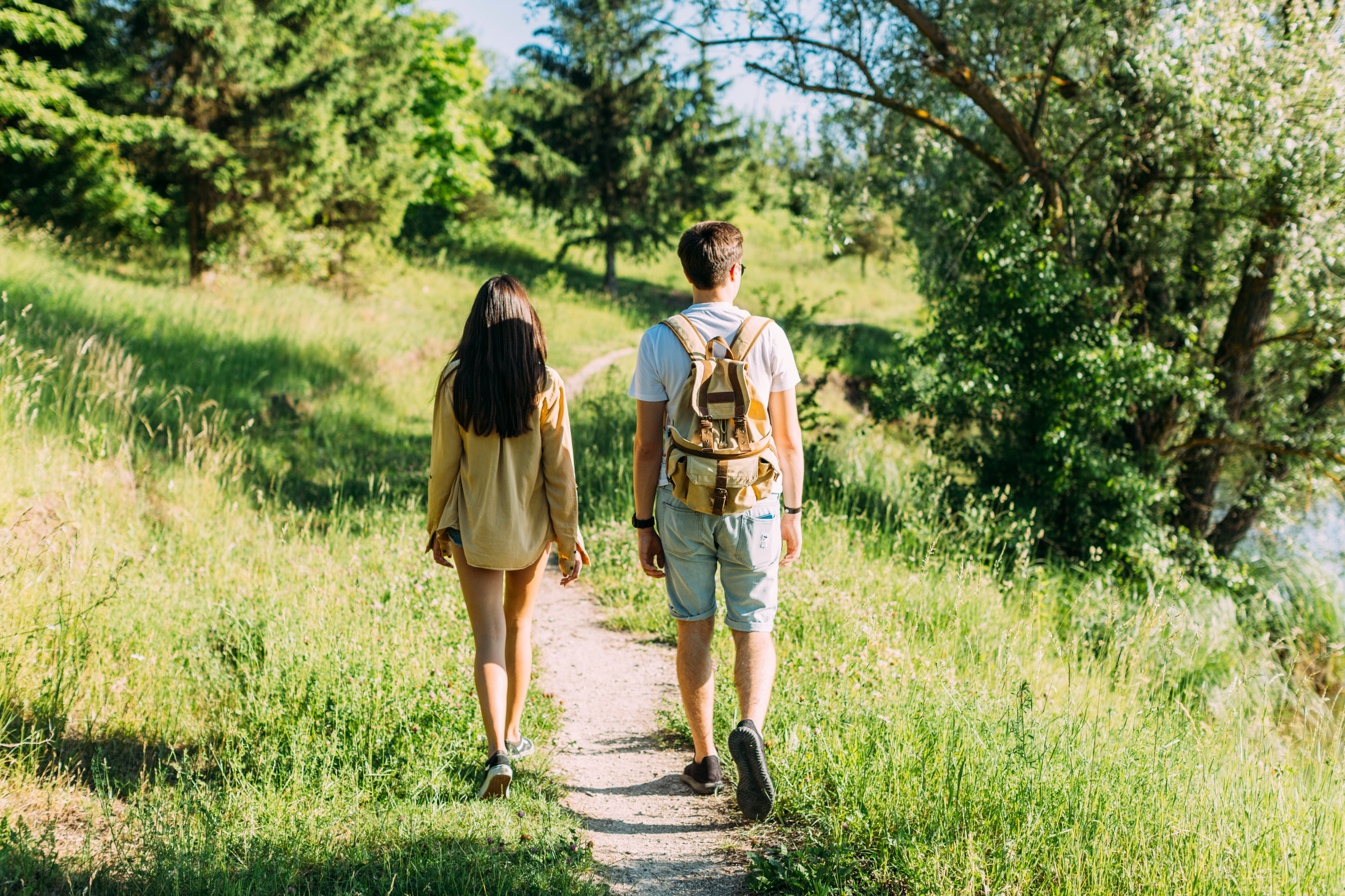 Las caminatas regulares contribuyen a la salud cardiovascular, estimulan el metabolismo y fortalecen las articulaciones, según especialistas de la Clínica Mayo (Freepik)