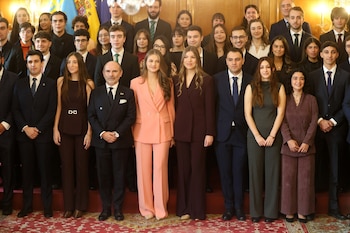 La princesa Leonor y la infanta Sofía reciben en audiencia a los galardonados con los Premios fin de grado 2025 de la Universidad de Oviedo. (Raúl Terrel / Europa Press)