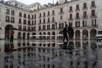 Varias personas bajo la lluvia en Santander, a 4 de mayo de 2026. (EFE/ Román G. Aguilera)