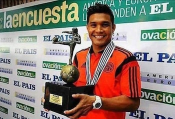Teófilo Gutiérrez levantando su trofeo de Rey de América en el año 2014 - crédito La Patria