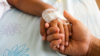 Un tratamiento experimental podría frenar el avance de un agresivo tipo de cáncer infantil: cómo funciona